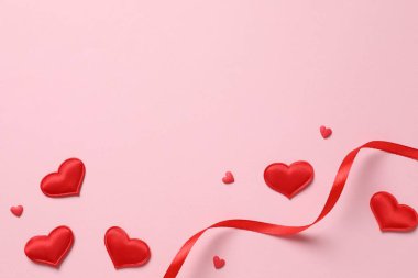 Renkli arka planda güzel kalpler