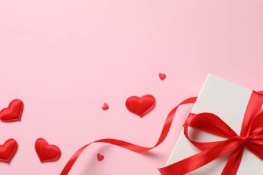 Renkli arka planda konfeti olan güzel bir hediye.