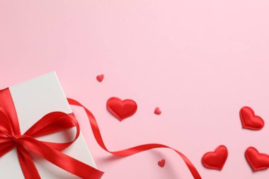 Renkli arka planda güzel kalpler