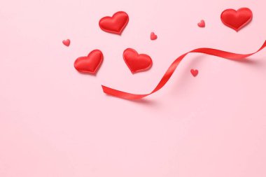 Renkli arka planda güzel kalpler