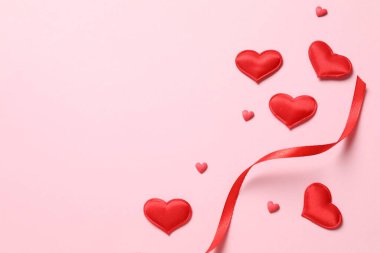 Renkli arka planda güzel kalpler