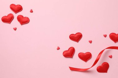 Renkli arka planda güzel kalpler