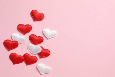 Renkli arka planda güzel kalpler