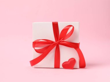 Renkli arka planda güzel bir hediye.