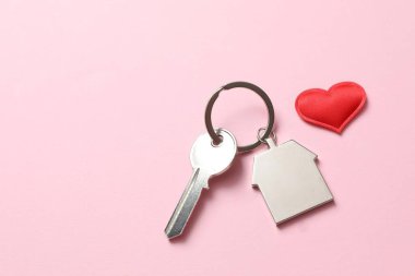 Renkli bir arka planda güzel bir kalp ve anahtar