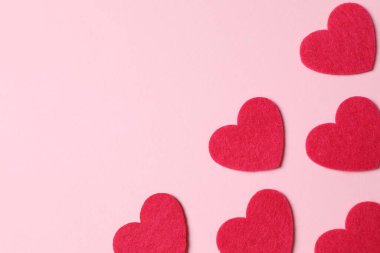 Renkli arka planda güzel kalpler