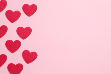 Renkli arka planda güzel kalpler