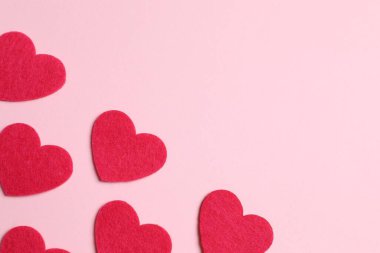 Renkli arka planda güzel kalpler