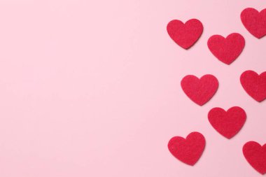 Renkli arka planda güzel kalpler