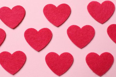 Renkli arka planda güzel kalpler