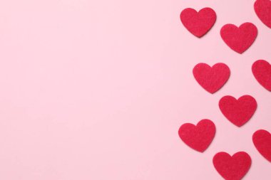 Renkli arka planda güzel kalpler