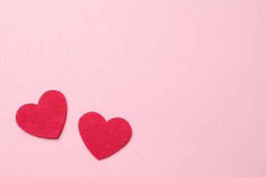 Renkli arka planda güzel kalpler