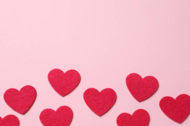 Renkli arka planda güzel kalpler