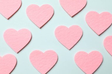 Renkli arka planda güzel kalpler