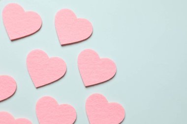 Renkli arka planda güzel kalpler