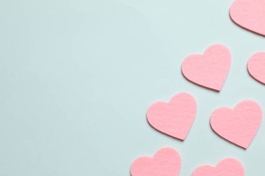 Renkli arka planda güzel kalpler