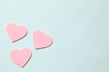 Renkli arka planda güzel kalpler