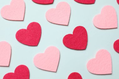 Renkli arka planda güzel kalpler