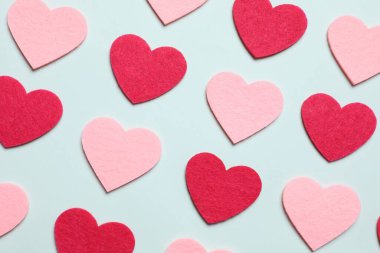 Renkli arka planda güzel kalpler