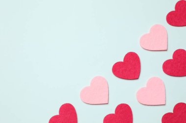 Renkli arka planda güzel kalpler