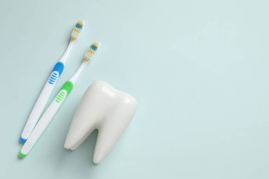 Mavi arkaplanda diş bakımı araçları, üst görünüm