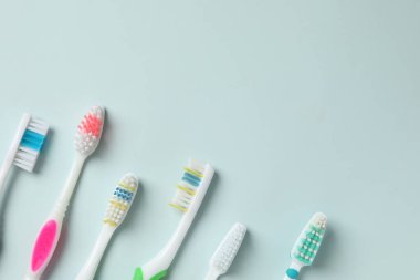 Renkli arka planda çeşitli diş fırçaları. Diş tedavisi ve diş bakımı kavramı