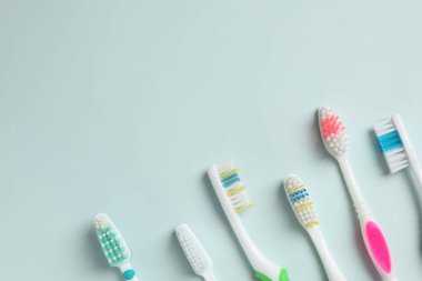 Renkli arka planda çeşitli diş fırçaları. Diş tedavisi ve diş bakımı kavramı