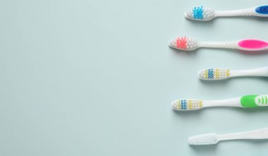 Renkli arka planda çeşitli diş fırçaları. Diş tedavisi ve diş bakımı kavramı