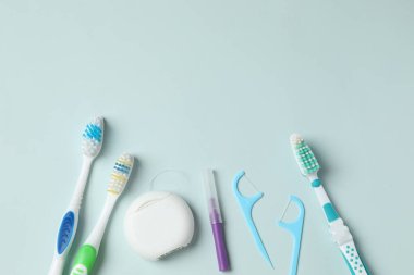 Mavi arkaplanda diş bakımı araçları, üst görünüm