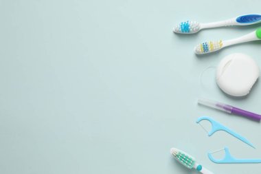 Renkli arka planda çeşitli diş fırçaları. Diş tedavisi ve diş bakımı kavramı