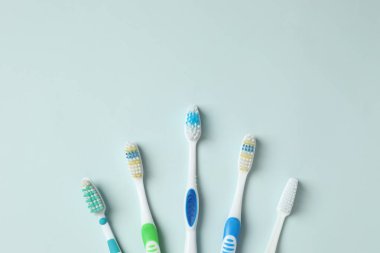 Renkli arka planda çeşitli diş fırçaları. Diş tedavisi ve diş bakımı kavramı