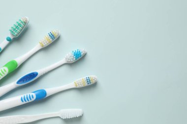 Renkli arka planda çeşitli diş fırçaları. Diş tedavisi ve diş bakımı kavramı