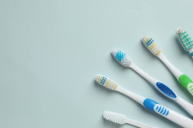 Renkli arka planda çeşitli diş fırçaları. Diş tedavisi ve diş bakımı kavramı