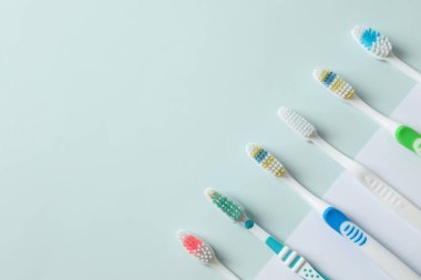 Renkli arka planda çeşitli diş fırçaları. Diş tedavisi ve diş bakımı kavramı