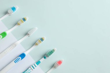 Renkli arka planda çeşitli diş fırçaları. Diş tedavisi ve diş bakımı kavramı