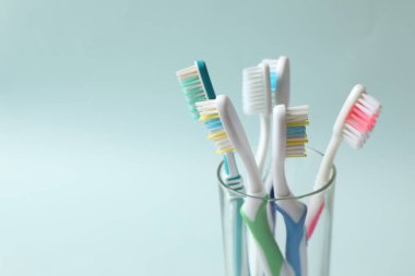 Renkli arka planda çeşitli diş fırçaları. Diş tedavisi ve diş bakımı kavramı