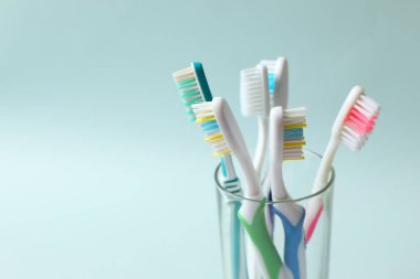Renkli arka planda çeşitli diş fırçaları. Diş tedavisi ve diş bakımı kavramı