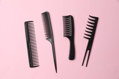 Renk arkaplanı, üst görünüm profesyonel tarak ve kuaför araçları