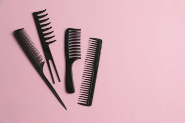 Renk arkaplanı, üst görünüm profesyonel tarak ve kuaför araçları