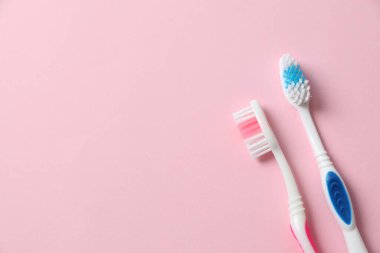 Renkli arka planda çeşitli diş fırçaları. Diş tedavisi ve diş bakımı kavramı