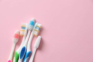 Renkli arka planda çeşitli diş fırçaları. Diş tedavisi ve diş bakımı kavramı