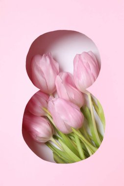 Pembe arka planda taze bahar laleleri olan 8 numara. Asgari Kadınlar Günü, 8 Mart ya da doğum günü konsepti. Düz yatış, üst görünüm.