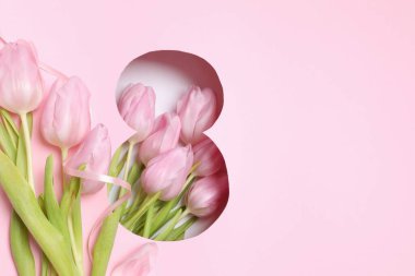 Pembe arka planda taze bahar laleleri olan 8 numara. Asgari Kadınlar Günü, 8 Mart ya da doğum günü konsepti. Düz yatış, üst görünüm.