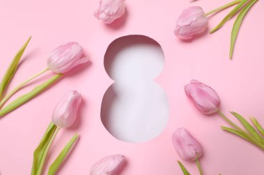 Pembe arka planda taze bahar laleleri olan 8 numara. Asgari Kadınlar Günü, 8 Mart ya da doğum günü konsepti. Düz yatış, üst görünüm.