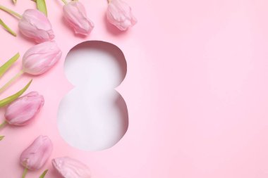 Pembe arka planda taze bahar laleleri olan 8 numara. Asgari Kadınlar Günü, 8 Mart ya da doğum günü konsepti. Düz yatış, üst görünüm.