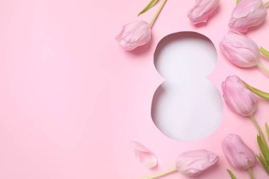 Pembe arka planda taze bahar laleleri olan 8 numara. Asgari Kadınlar Günü, 8 Mart ya da doğum günü konsepti. Düz yatış, üst görünüm.