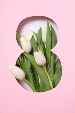Pembe arka planda taze bahar laleleri olan 8 numara. Asgari Kadınlar Günü, 8 Mart ya da doğum günü konsepti. Düz yatış, üst görünüm.