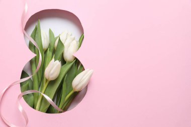 Pembe arka planda taze bahar laleleri olan 8 numara. Asgari Kadın Günü, 8 Mart konsepti. 