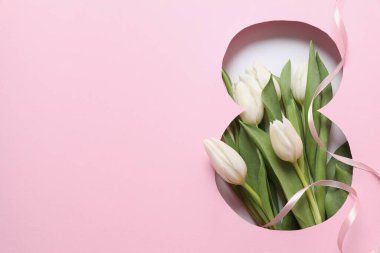 Pembe arka planda taze bahar laleleri olan 8 numara. Asgari Kadın Günü, 8 Mart konsepti. 