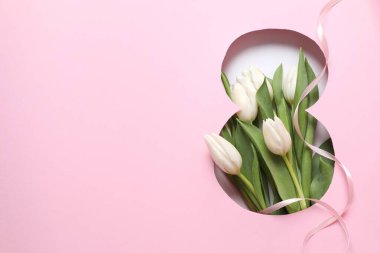 Pembe arka planda taze bahar laleleri olan 8 numara. Asgari Kadın Günü, 8 Mart konsepti. 